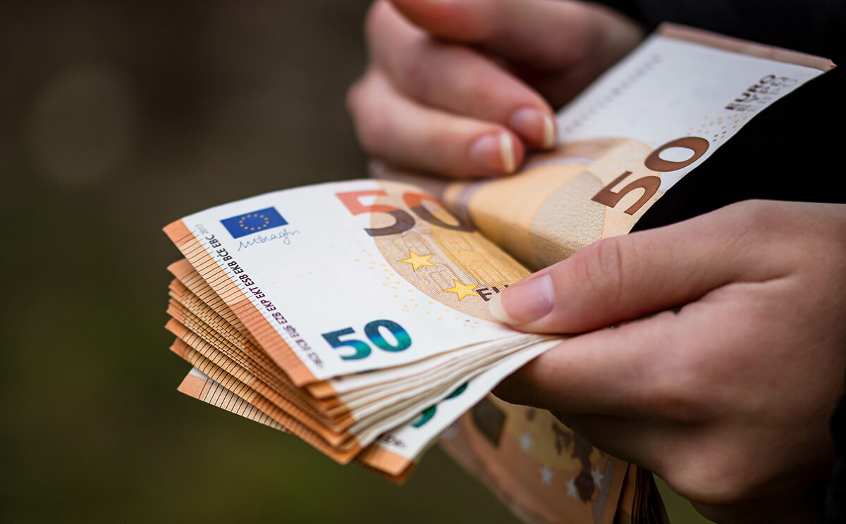 Munkabért euroban lehet-e fizetni?