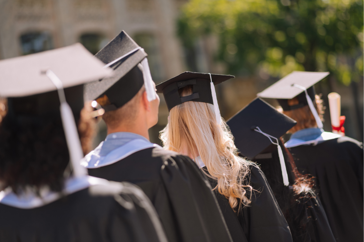 Meddig jár a családi pótlék a 2026. évben tanulmányait befejező középiskolás után?